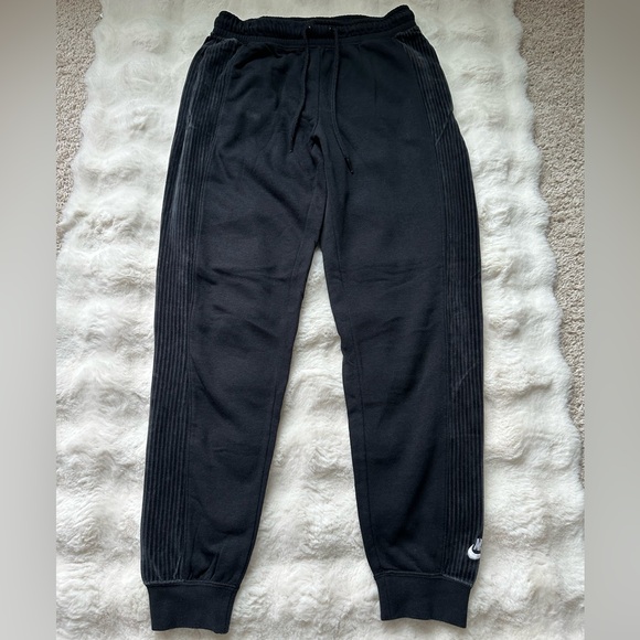 Nike Women’s Black Joggers/ Pants with Cozy Fleece Interior. - Picture 6 of 11